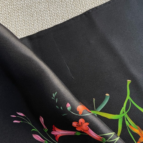 Display #1 Unisex Gucci Scarf Flora Print Logo Black Multicolor Silk Wrap - Picture 16 of 16